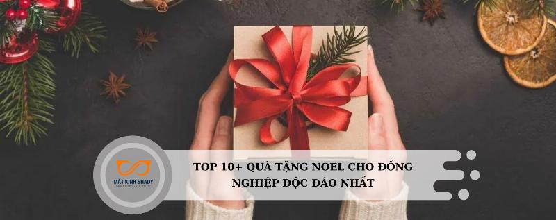 Không khí Giáng Sinh ấm áp và vui vẻ tại văn phòng với đồng nghiệp và quà tặng